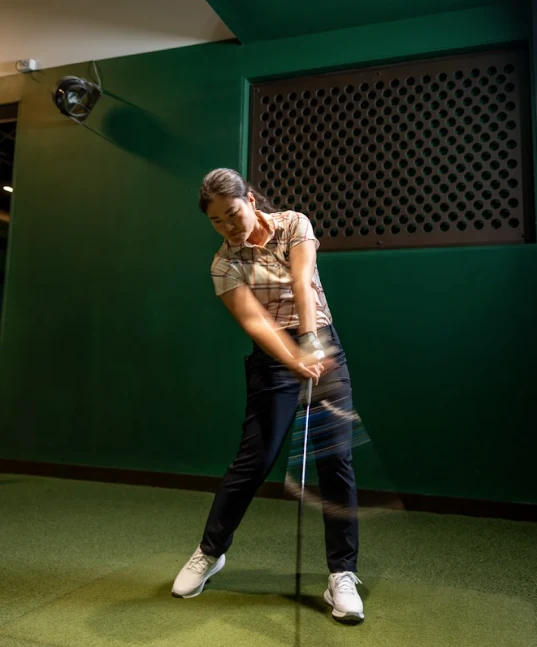 Coach Chizuru Ueda swinging at GolfSpace